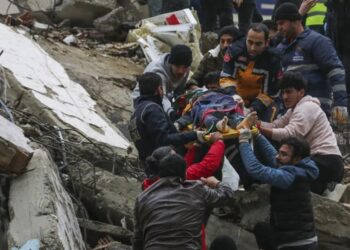 Número de muertos por terremoto en Turquía y Siria ascendió a 2.300