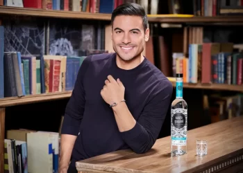 El cantante Carlos Rivera anuncia gira y promociona la magia del mezcal