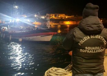 Ocho muertos y 42 supervivientes fueron localizados en una barcaza al sur de Italia