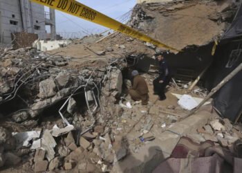 Militante que mató a 101 personas en mezquita de Pakistán vestía uniforme