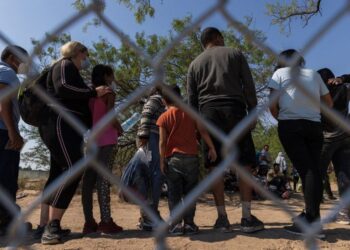 Fiscales de 20 estados de Estados Unidos piden a una corte congelar programa migratorio humanitario