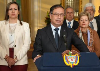 Petro cambia por sorpresa a tres ministros en la primera crisis de su gabinete