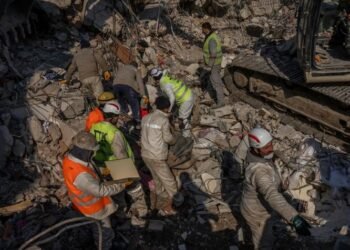 Rescatan a tres jóvenes en Turquía tras 198 horas atrapados