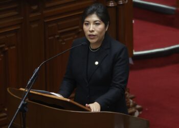 Allanan vivienda de exprimera ministra y oficinas de 18 diputados en Perú