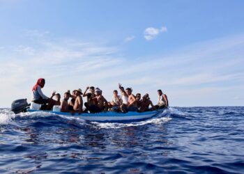 Italia localiza 7 cadáveres y miles de migrantes llegan a sus costas