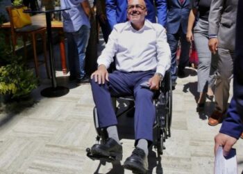 Jorge Rodríguez se presentó a la AN en una silla de ruedas