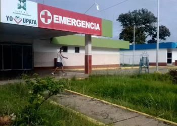 Alcaldesa de Piar ataca a periodistas por cubrir caso de presuntos falsos médicos en Upata