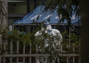 El FBI reitera la sospecha de que la covid “probablemente” se originó por un fallo en un laboratorio de Wuhan