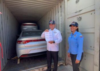 Dos mil vehículos iraníes llegaron a Venezuela para su venta