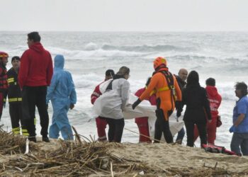 Sube a 69 el número de muertos del naufragio al sur de Italia