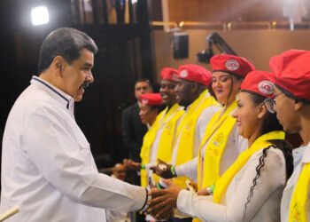 Maduro se apoya en nuevos médicos comunitarios para el Sistema Nacional de la Salud