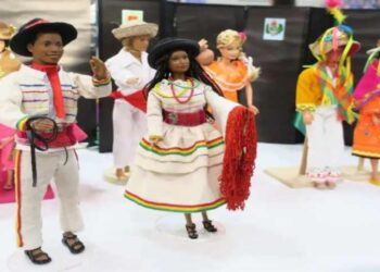 Barbie se hace boliviana con trajes típicos de ese país en La Paz