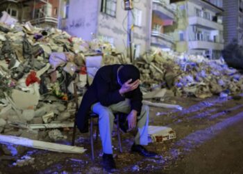 Turquía busca a centenares de desaparecidos tras terremotos