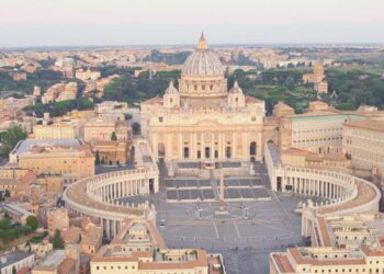 <strong>Vaticano refuerza normas contra abusos e incluye a los laicos</strong>