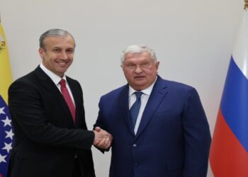 Venezuela y Rusia acuerdan trabajo conjunto para elevar producción de crudo