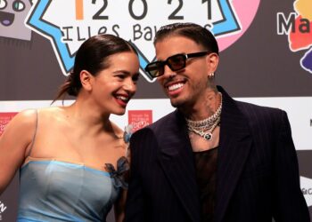Rauw Alejandro y Rosalía anunciaron su compromiso con su nuevo tema "Beso"