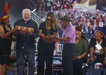 Lula se reúne con indígenas en la Amazonía y promete tierras