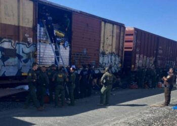 Hallan dos migrantes muertos y 10 encerrados en vagón de tren en Texas