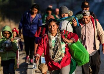 México otorgó tarjetas humanitarias a migrantes varados en la capital