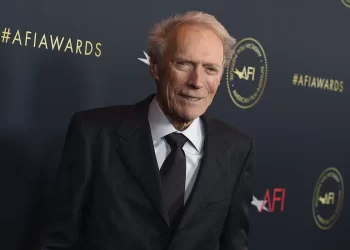 Clint Eastwood se prepara para dirigir "Juror No. 2" para Warner Bros.