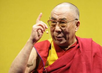 Un partido de Sudáfrica pide el arresto del dálai lama por besar a un niño