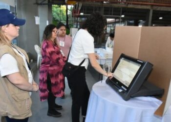 Abren colegios electorales en Paraguay para comicios presidenciales