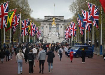 A la sombra de Isabel, la coronación de Carlos apasiona poco a los británicos