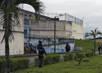Violento motín carcelario deja al menos 12 muertos en Ecuador