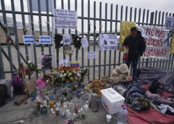 Presidente de México visitó ciudad donde murieron 39 migrantes