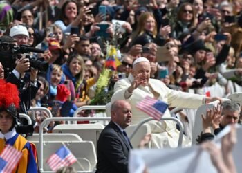 El papa Francisco, pálido y con voz ronca, presidió la misa de Ramos