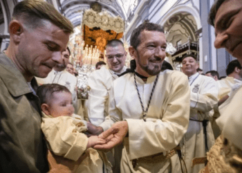 Antonio Banderas cumple con la tradición de Semana Santa en su Málaga natal