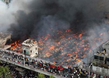 Ocho heridos en incendio masivo en uno de los mayores mercados de Bangladesh