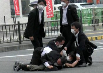 El primer ministro de Japón sale ileso de ataque con explosivos en un mitin