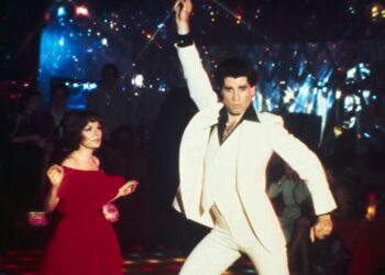 El icónico traje de Travolta en “Saturday Night Fever” sale a subasta