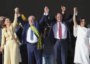 Lula completa 100 días turbulentos de control de cuarteles y gestos sociales 