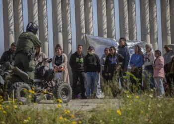 Detenciones de migrantes en frontera sur de Estados Unidos aumentaron 25% en marzo