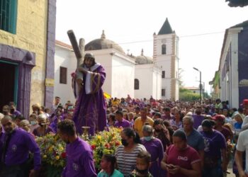 Catedral de Barcelona se llenó de feligreses para conmemorar el Día del Nazareno (+Video)