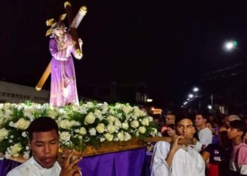 Devoción por el Nazareno fue expresada por los carupaneros en masivas procesiones (+Fotos)
