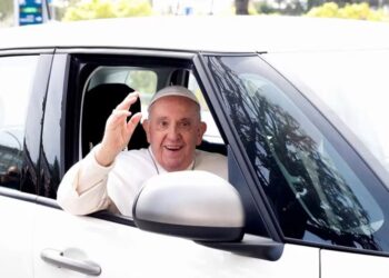 “Aún estoy vivo”, dijo el papa Francisco tras ser dado de alta