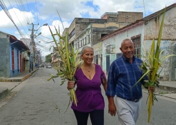 <strong>Carupaneros cumplieron con la tradición católica del Domingo de Ramos</strong>