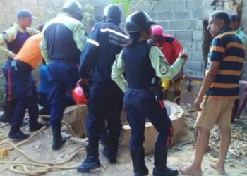 Bomberos y funcionarios de PC rescataron a dama que cayó en un aljibe (+Fotos)