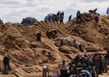 Esculturas de arena reviven la Pasión de Cristo en Bolivia