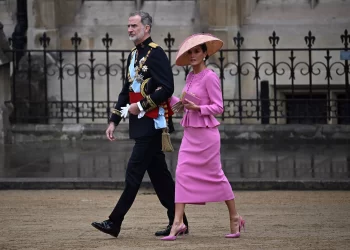La reina Letizia se vistió de Carolina Herrera para la coronación de Carlos III