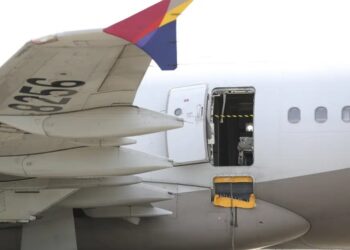 12 heridos después de que pasajero abriera puerta de avión en Corea del Sur