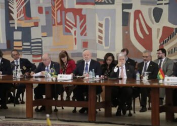 Presidentes sudamericanos acuerdan mayor integración en cumbre salpicada por roces en torno a Maduro