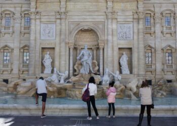 Activistas climáticos tiñeron de negro la Fontana de Trevi de Roma