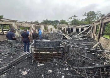 Acusan como adulta a adolescente que habría provocado incendio en Guyana