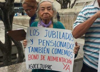 El dilatado calvario de los docentes jubilados y pensionados que buscan sobrevivir con los Bonos de Guerra