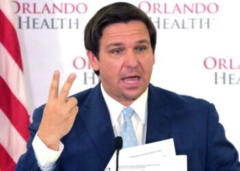 DeSantis firma ley que dificulta el establecimiento de inmigrantes en Florida