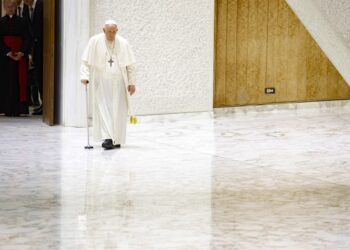 El papa encarga al cardenal Zuppi una misión de paz sobre Ucrania